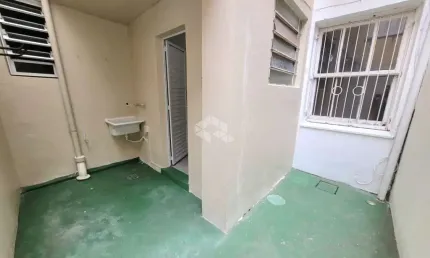 Baixo o preço. Apartamento de 1 quarto/dormitório com pátio  e próximo ao Zaffari