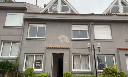 Casa À Venda em Condomínio fechado, Cristal, Porto Alegre.