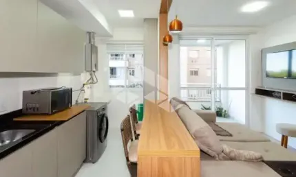 Apartamento com sacada, churrasqueira, muita infraestrutura e totalmente mobiliado, incluído moveis e eletroeletrônicos.