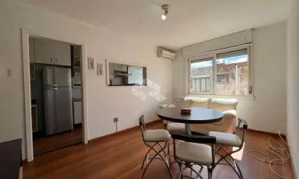 Apartamento de dois quartos (dormitórios) e uma vaga de garagem no bairro petrópolis em porto alegre.
