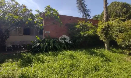 Casa térrea, a poucos metros da Orla de Ipanema, zona sul de Porto Alegre/RS.