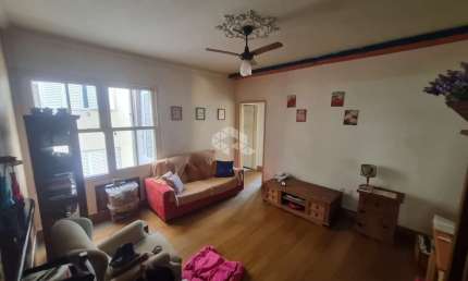 Apartamento de 2 dormitórios de frente para a Redenção.