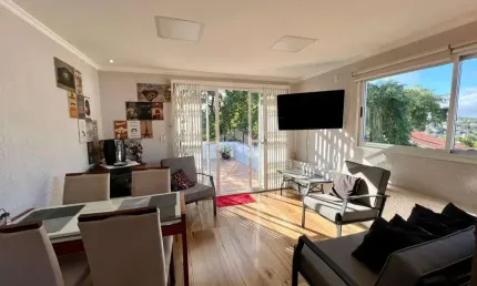 Diferenciada cobertura a venda em prédio tranquilo com apenas dois apartamentos por andar.