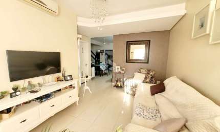 Casa em condomínio próximo ao Bourbon Shopping Teresópolis, possuindo: