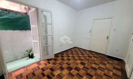 Baixou o valor !! Apartamento de  um (01) dormitório (garden) com 02 pátios privativos.