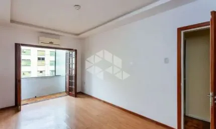 Apartamento com 02 dormitórios + dependência e com sacada junto ao Cais Embarcadero