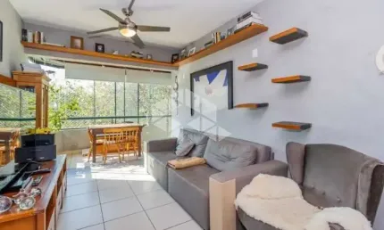 Apartamento de 02 dormitórios, 02 sacadas, garagem e totalmente mobiliado.