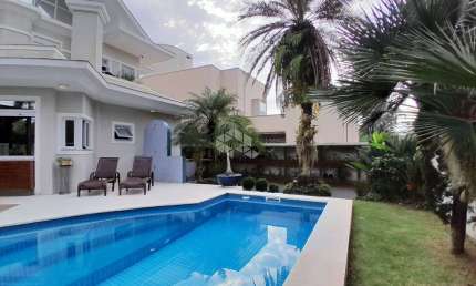 Casa semimobiliada com 5 suítes em Jurerê Internacional