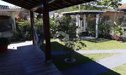 Venda de Pousada em Florianópolis: Propriedade com 8 Studios e Casa Principal a 300 Metros da Praia em Ponta das Canas - Oportunidade de Investimento!