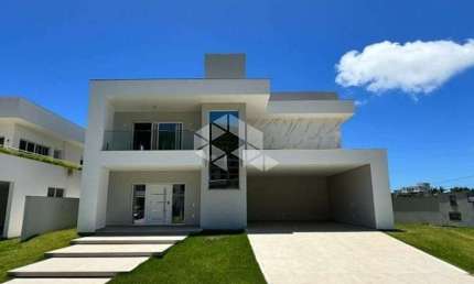 Casa de Alto Padrão em Condomínio Fechado na praia dos Ingleses com 400 m², 4 quartos e 3 suítes