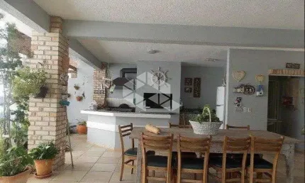 Casa à venda em Canasvieiras com maravilhoso jardim