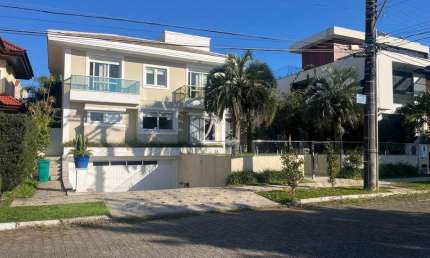 Casa à venda de 4 suítes na praia em Jurerê Internacional