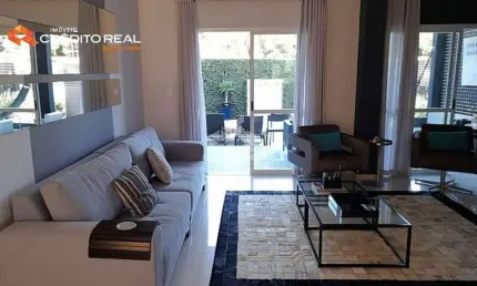 Casa com 500 m² em condomínio fechado no jurerê, sol da manhã, 4 quartos, todos suítes, armários, 2 vagas de garagem, aceita pet, fica a 5 minutos a p