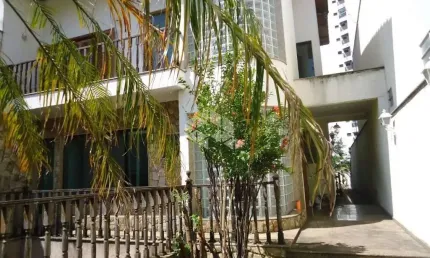 Casa a venda com 751m², 3 suítes, banheira, piscina, na mooca.