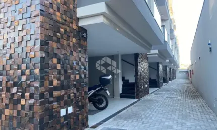 Sobrado novo em condomínio fechado na Vila Formosa - 2 suítes, acabamento de alto padrão e garagem com depósito