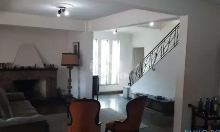 Aclimação,  sobrado para uso tanto comercial ou residencial, com cinco dormitórios e quatro vagas.
