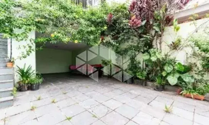 VENDA Sobrado com 138m² com 3 dormitórios (1 suíte) e 3 vagas no Bosque da Saúde, próximo de metrô