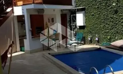 Vila Mariana, sobrado próximo ao metrô, com quatro dormitóriose quatro vagas de garagem.