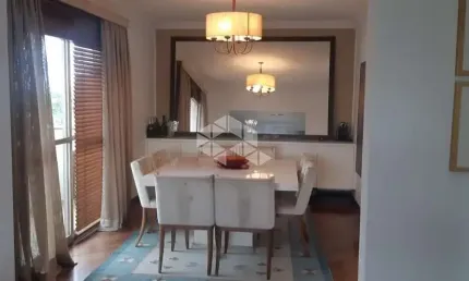 Apartamento de luxo à venda em Moema com 240m², 4 dormitórios (sendo 3 suítes) e 4 vagas de garagem demarcadas, além de depósito.