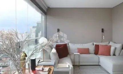 Apartamento à venda no Itaim com 101m², 2 dormitórios (sendo 1 suíte) e 3 vagas de garagem.
