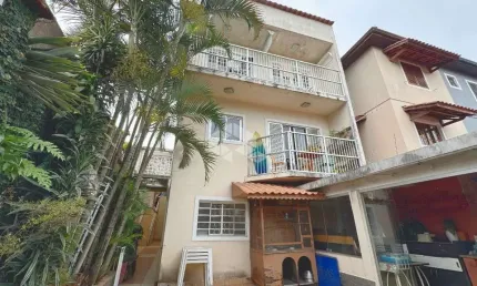 VENDE-SE CASA INCRÍVEL 03 ANDARES AO LADO DO SHOPPING INTERLAGOS!