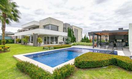 Casa a venda no Condomínio Eldorado Ilhas Park com quatro suítes.