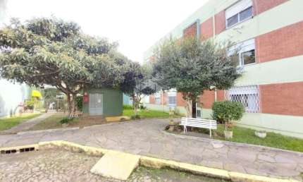 Três dormitórios no bairro cristal com pátio, churrasqueira e garagem fechada
