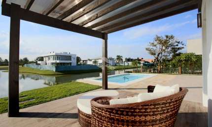 CASA NO CONDOMÍNIO ILHAS PARK COM CINCO SUITES E  ACESSO AO RIO