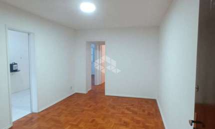 Apartamento 2 dormitórios com garagem no Menino Deus