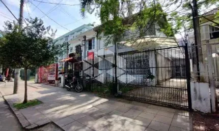 Casa com aproximadamente 200m² , 3 vagas , menino deus