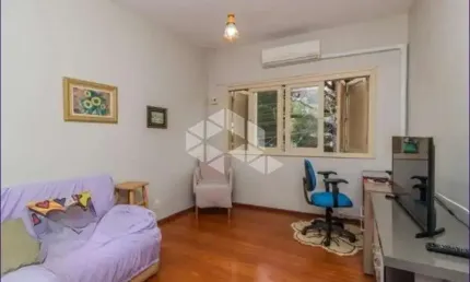 Casa 03 dormitórios,  2 pisos com terraço,1 suíte, 1 lavabo, 2 banheiros, com vaga para 08 carros,