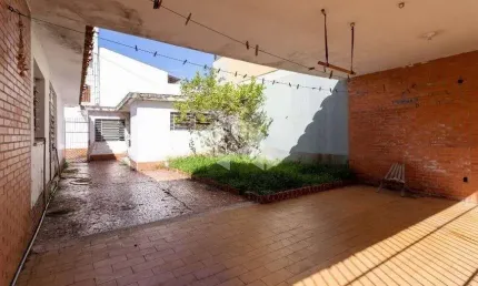 Casa de 3 dormitórios, terreno de esquina no menino deus próximo ao hospital mãe de deus