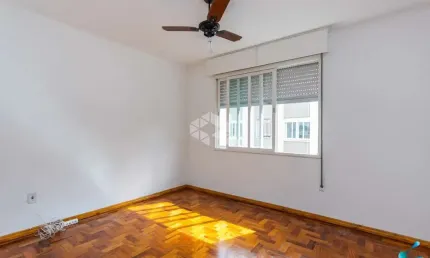 AMPLO APARTAMENTO DE FRENTE NO CENTRO COM 2 DORMITÓRIOS/QUARTOS