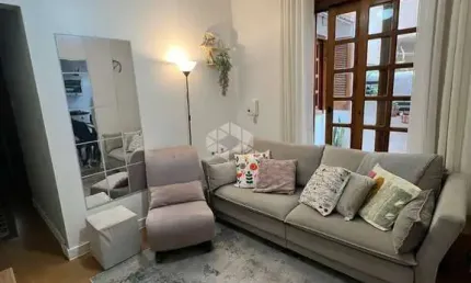 apartamento terreo com dois patios do lado do zaffari, 52m² área privativa, no bairro Menino Deus.