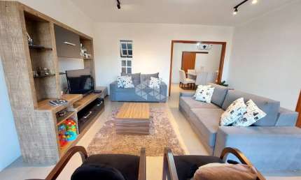 Casa 3 dormitórios com piscina no bairro Medianeira em Porto Alegre