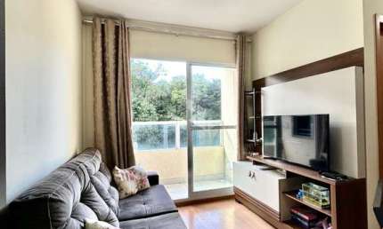 APARTAMENTO COM SACADA E CHURRASQUEIRA, ÓTIMA POSIÇÃO SOLAR E VISTA PARA AREA VERDE!