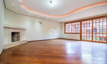 CASA EM CONDOMÍNIO 03 DORMITÓRIOS,COM 285 METROS PRIVATIVOS, NO MENINO DEUS
