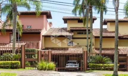 Casa Cond 4 dormitórios patio privativo  4 garagens  infra de Clube