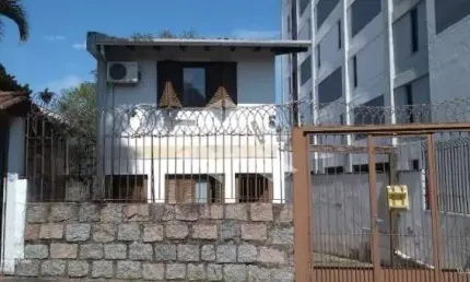 Casa sobrado 03 dormitórios, com 200m2 privativos, piscina