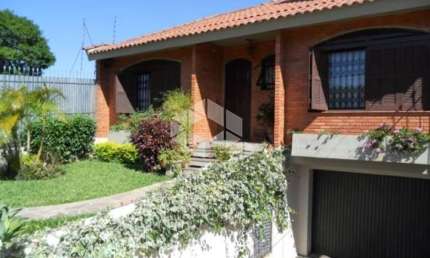 Casa com 3 dormitórios, sendo 1 suite, lavabo e vaga com 283m2 no bairro Santa Tereza