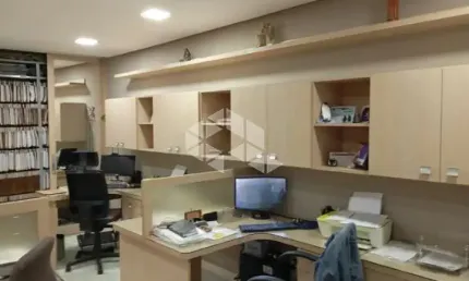 Sala comercial com 67,19m² área privativa, elevador e garagem, bairro Menino Deus em Porto Alegre.