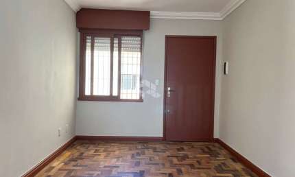 Apartamento com 2 dormitórios , banheiro social, reformado no bairro Humaita