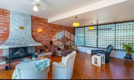 Casa com 4 dormitórios e suites, com vista para o Guaiba