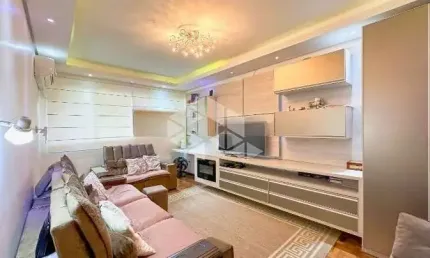 Casa para fins residencial e comercial, 175m² privativa, bairro Azenha em Porto Alegre.