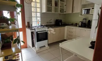 Apartamento de 86,50m2 em Teresópolis com 2 dormitórios, dependência de empresada