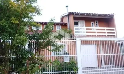 Casa sobrado  com 4 dormitorios e amplo pátio com piscina!