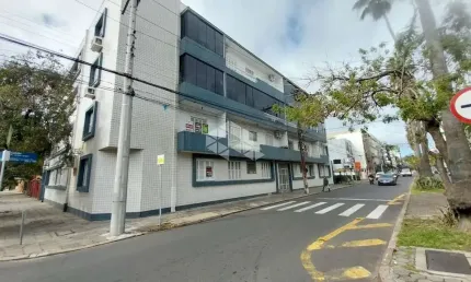 Apartamento térreo de frente com três dormitórios, dois banheiros