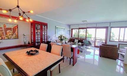 Bela casa com 4 dormitórios e 4 vagas no Menino Deus