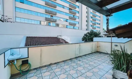 Casa com 3 dormitórios,  1suíte com hidro, gabinete, pátio, terraço , 2 vagas Bairro Menino Deus