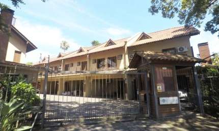 Casa em condomínio de 3 dormitórios, living com 2 ambientes com lareira e ligado ao pátio